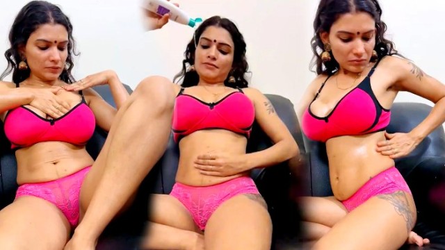 Mallu Model Resmi R Nair Applying Oil On Her Body